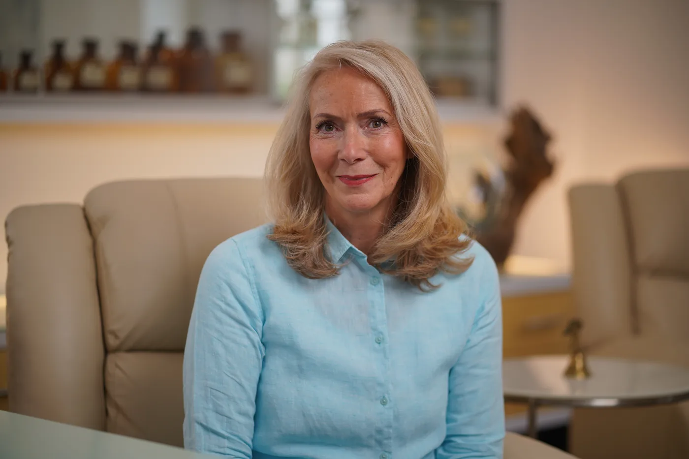 Dr. Ursula Ehrhorn im Gespräch in ihrer Praxis