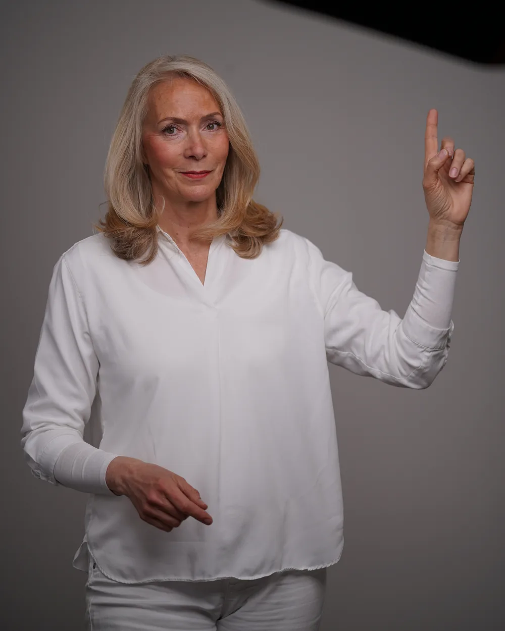 Dr. Ursula Ehrhorn zeigt mit dem Finger nach oben