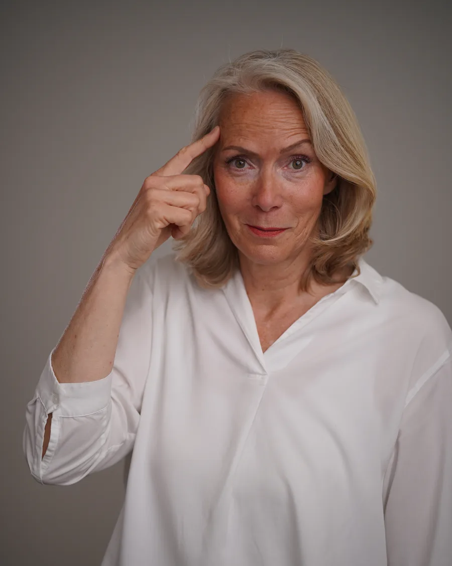 Dr. Ursula Ehrhorn tippt sich an die Schläfe