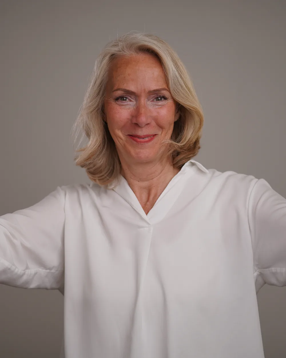 Dr. Ursula Ehrhorn mit erhobenen Fäusten, voller Energie